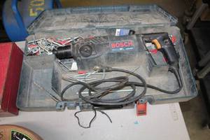 lot 142 image: Bosch Bulldog Roto-Hammer 11224VSR, Case, Hardware