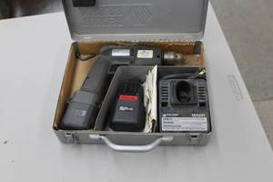 lot 160 image: Black & Decker 9.6V Cordless Drill, Battery, Charger, Metal Case