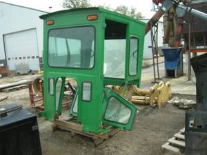 lot 33 image: John Deere 4400 Tractor Cab