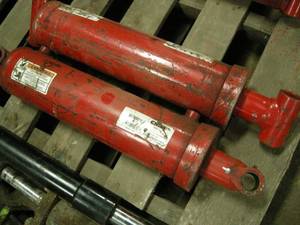 lot 87 image: Pair Chief Hydraulic Cylinders