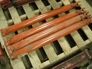 lot 97 image: 4 Hydraulic Cylinders