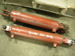 lot 100 image: Pair Hydraulic Cylinders