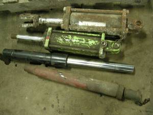 lot 102 image: Hydraulic Cylinders