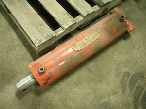 lot 103 image: Large Hydraulic Cylinder