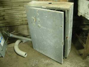 lot 106 image: Large Power Box