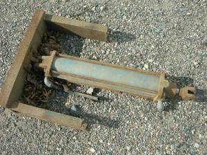 lot 177 image: Hydraulic Cylinder on Bracket