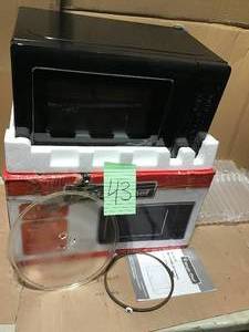 lot 43 image: MAGIC CHEF 0.7 cu. ft. Countertop Microwave in Black with Gray Cavity in good condition