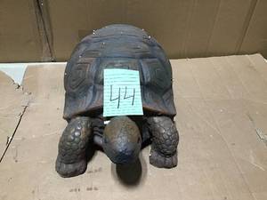 lot 44 image: Sunnydaze Decor 20 in. Tanya the Tortoise Indoor-Outdoor Lawn and Garden Statue in good condition