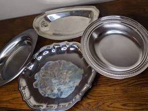 lot 16 image: Vintage Serving Trays