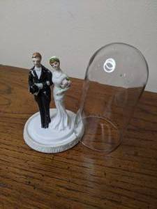 lot 20 image: Mid Century Cake Topper