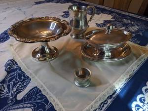 lot 30 image: Serving Dishes