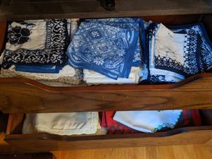 lot 31 image: Cloth Napkin Sets