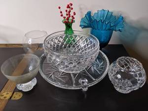 lot 41 image: Glass Serving Bowls