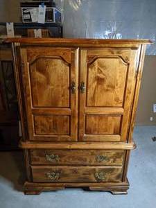 lot 392 image: High end Vintage Lorts Mfg co Dresser