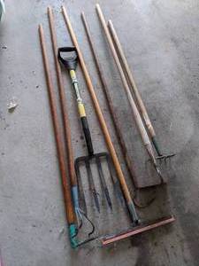 lot 405 image: Lawn care and gardening Tools