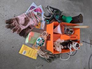lot 420 image: Lot of gardening supplies.