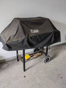 lot 429 image: Propane Weber grill. Well maintained 