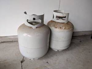 lot 430 image: Lot of Propane tanks