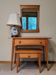 lot 285 image: Cute Wood Vanity