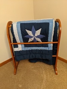lot 288 image: Quilt Rack with Quilt