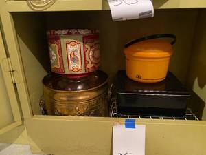 lot 365 image: Contents of Shelf