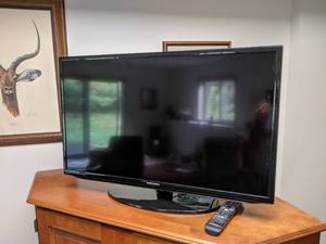 lot 305 image: Samsung 32 Flat screen tv