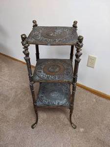 lot 315 image: Antique bronze metal stand