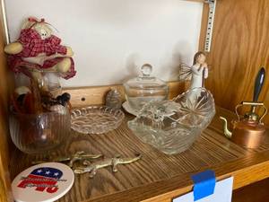 lot 460 image: Contents of shelf
