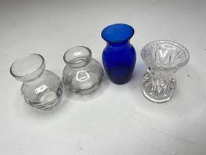 lot 463 image: Lot of Minature Vases