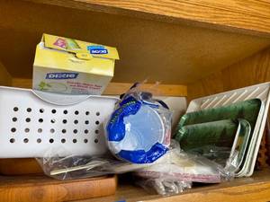 lot 477 image: Contents of shelf
