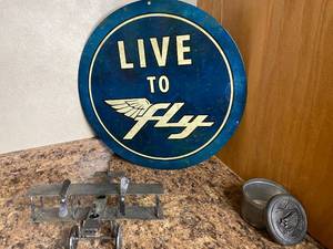 lot 478 image: Aviation themed Decor