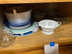 lot 482 image: Contents of shelf