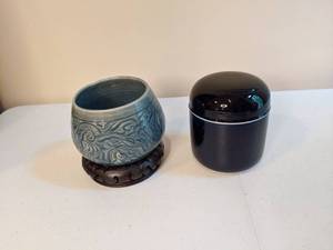 lot 139 image: Two pieces of pottery