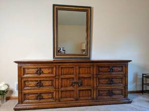 lot 171 image: Henredon Triple Dresser with Mirror