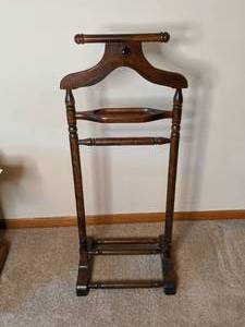 lot 180 image: Vintage carved wood Valet Stand