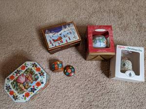 lot 186 image: Vintage Keepsake Boxes and Christmas Ornaments