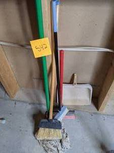 lot 542 image: Brooms & Mops