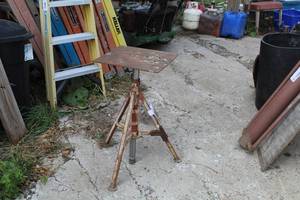 lot 477 image: Adjustable Metal Stand