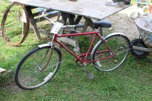 lot 433 image: Schwinn Mens Road Bicycle 21 Red Frame with 21 Rims