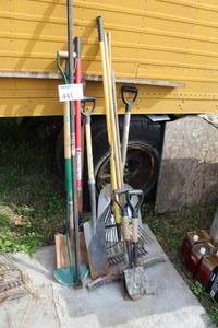 lot 441 image: Lot of (12) Shovels, Spades, Squeegee, Leaf Rake, Pry Bar