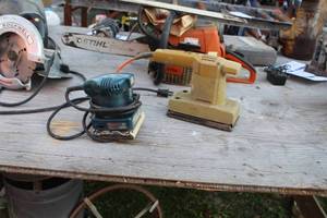 lot 513 image: Lot of (2) Bosch Orbital Sander B7050, Black&Decker Finishing Sander 7404