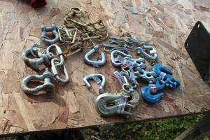 lot 543 image: Lot of (Approximately 18) Chain Hooks, Connectors, Pins