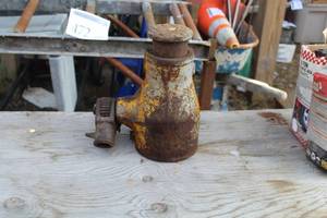 lot 525 image: Hydraulic Bottle Jack 35-Ton