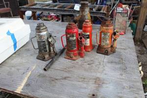 lot 526 image: Lot of (4) Hydraulic Bottle Jacks 4-Ton, 6-Ton, 12-Ton