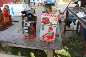 lot 527 image: Lot of (2) Torin Big Red Jacks Hydraulic Bottle Jacks 4-Ton, 6-Ton