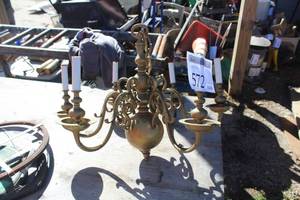 lot 572 image: Chandelier 6-Candelabra Lamp