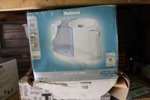 lot 593 image: Holmes Cool Mist Humidifier 2.5-Gallon