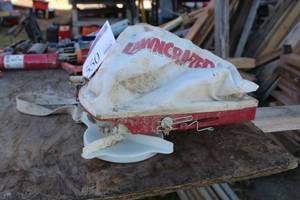 lot 550 image: LawnCrafter Seed Spreader