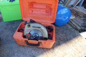 lot 617 image: Skil Skilsaw Classic Circular Saw 7-14 5275, Case