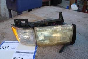 lot 671 image: 1997 Dodge Ram Headlight Assembly